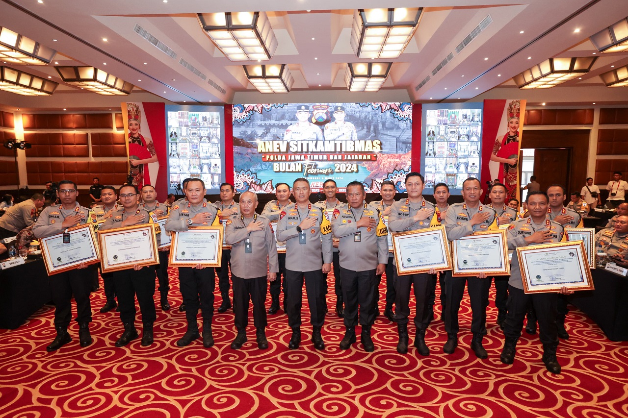 Kegiatan Analisa dan Evaluasi (Anev) Sitkamtibmas Bulan Februari 2024 jajaran Polda Jawa Timur, Polres Pasuruan menerima Piagam Penghargaan. SP/ ZIz-Nur