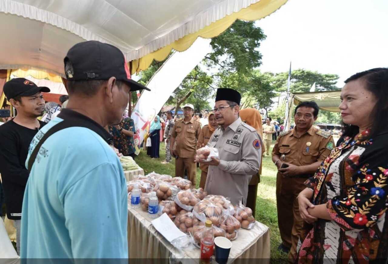 Pj Bupati Pasuruan Adriyanto saat menghadiri bazar pangan murah di kecamatan Grati. SP/ HIKMAH