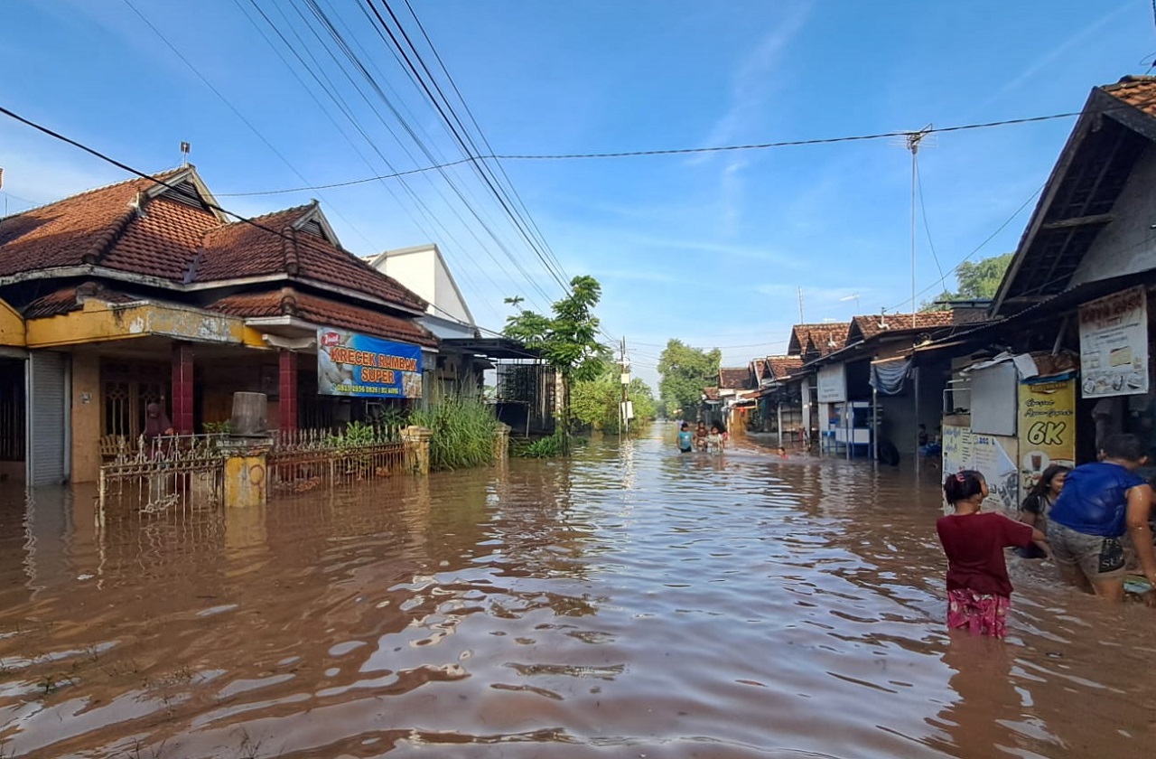 Banjir menggenangi Desa Kademangan, Kecamatan Mojoagung, Jombang. SP/ SAREP
