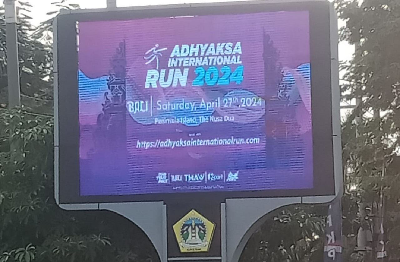 Videotron di samping kantor Dinas Cipta Karya Perumahan dan Kawasan Permukiman di Jl Wahidin Sudirohusodo Gresik yang konon dikelola oknum pejabat pemkab dan oknum APH. SP/Grs