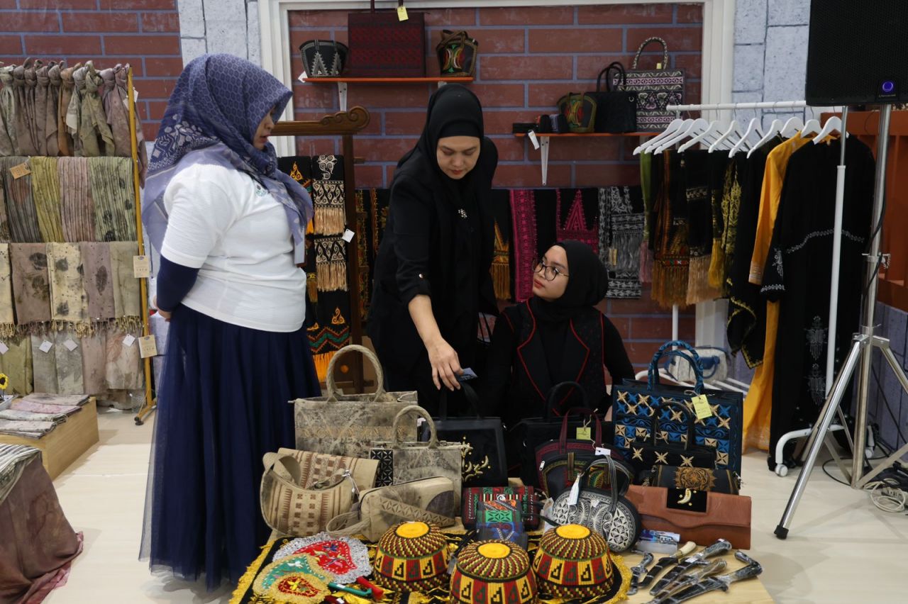 Pengunjung antusias melihat produk-produk UMK pada booth PLN di gelaran INACRAFT 2024. Foto/Humas PLN