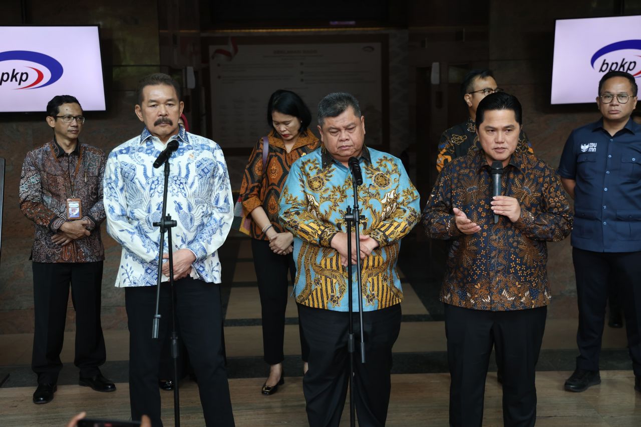 Menteri BUMN Erick Thohir (depan-kanan) usai menandatangani MoU dengan Kementerian BUMN dan BPKP di Aula Gandhi, Gedung Kantor BPKP Pusat, Jakarta Timur pada Senin (4/3/2024). Foto/Humas PLN