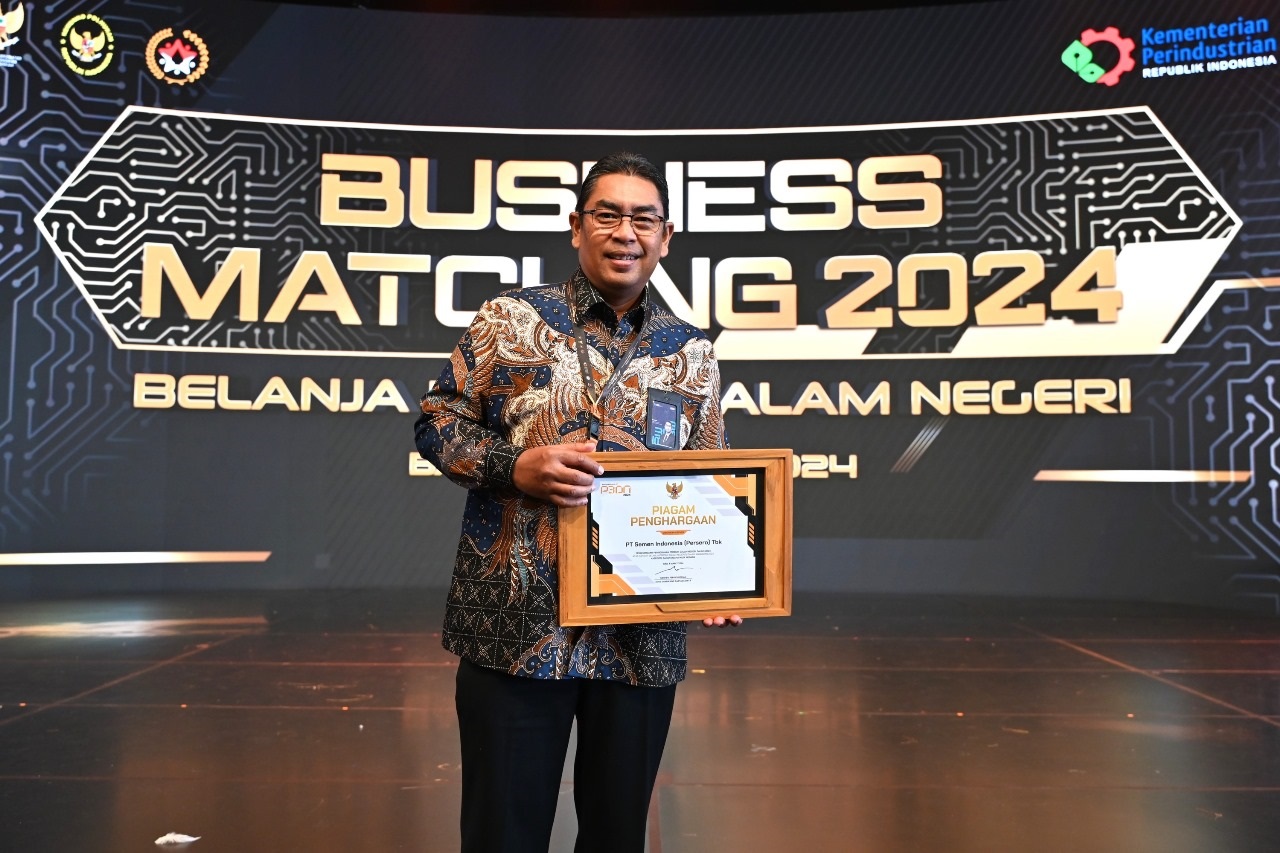 Direktur Supply Chain SIG, Yosviandri, membawa piagam Penghargaan Penggunaan Produk Dalam Negeri (P3DN) Kategori BUMN dari Kementerian Perindustrian pada rangkaian acara Business Matching Belanja Produk Dalam Negeri Tahun 2024 di The Meru Sanur, Bali, pad