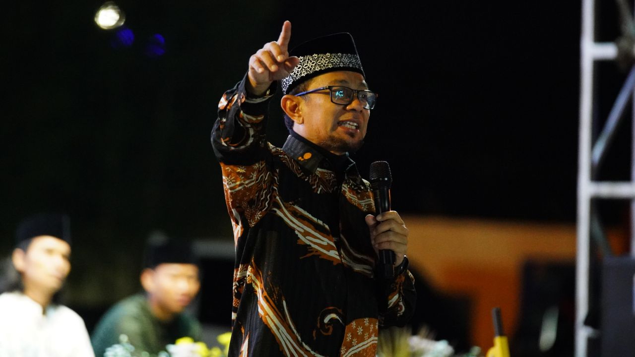 Ust. Wijayanto saat memberi tausiyah didepan ribuan warga Kota Mojokerto