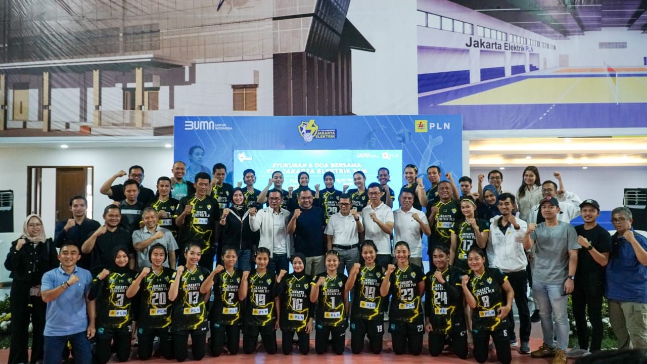 Foto bersama Manajemen PT PLN (Persero), jajaran pengurus, pelatih dan pemain tim bola voli Jakarta Elektrik PLN untuk Proliga 2024. Foto/Humas PLN