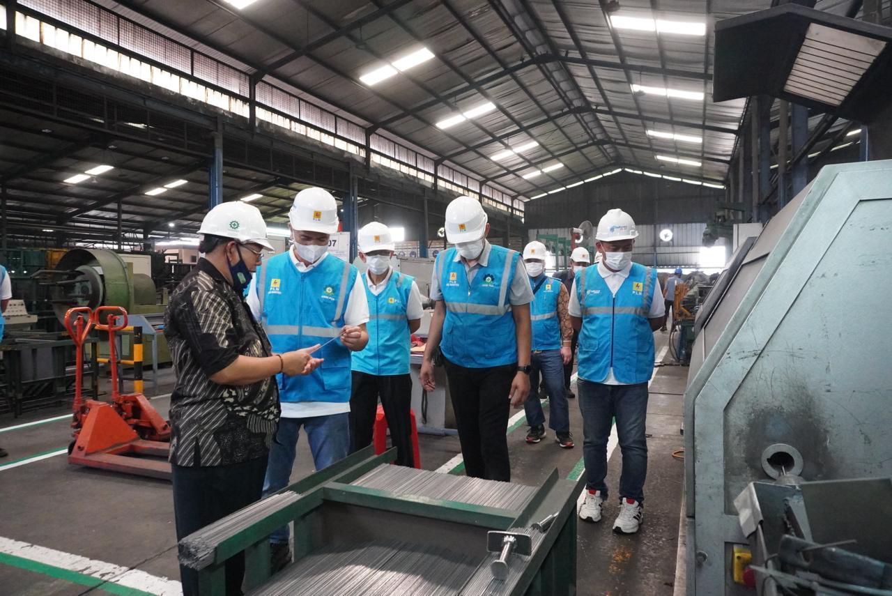 General Manager PLN Unit Induk Distribusi (UID) Banten, Abdul Mukhlis (kedua dari kiri) bersama jajaran PLN UID Banten saat melakukan kunjungan ke PT Nikko Steel. Foto/Humas PLN