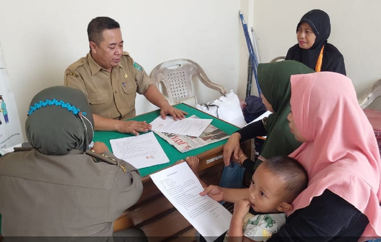 Salah satu petugas Disperindag Kabupaten Pasuruan saat memantau penyaluran beras di pasar Wonorejo. SP/ HIKMAH