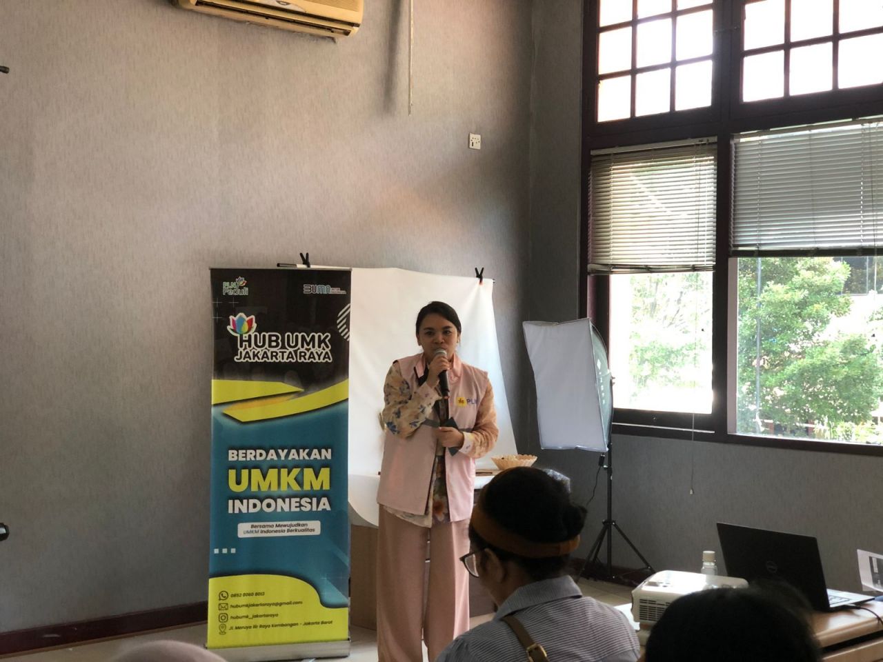 Ketua Srikandi PLN Unit Induk Distribusi Jakarta Raya, Meyrina Paulina Turambi dalam kesempatannya di Seminar International Women's Day di hadapan pegiat UMK perempuan. Foto/Humas PLN