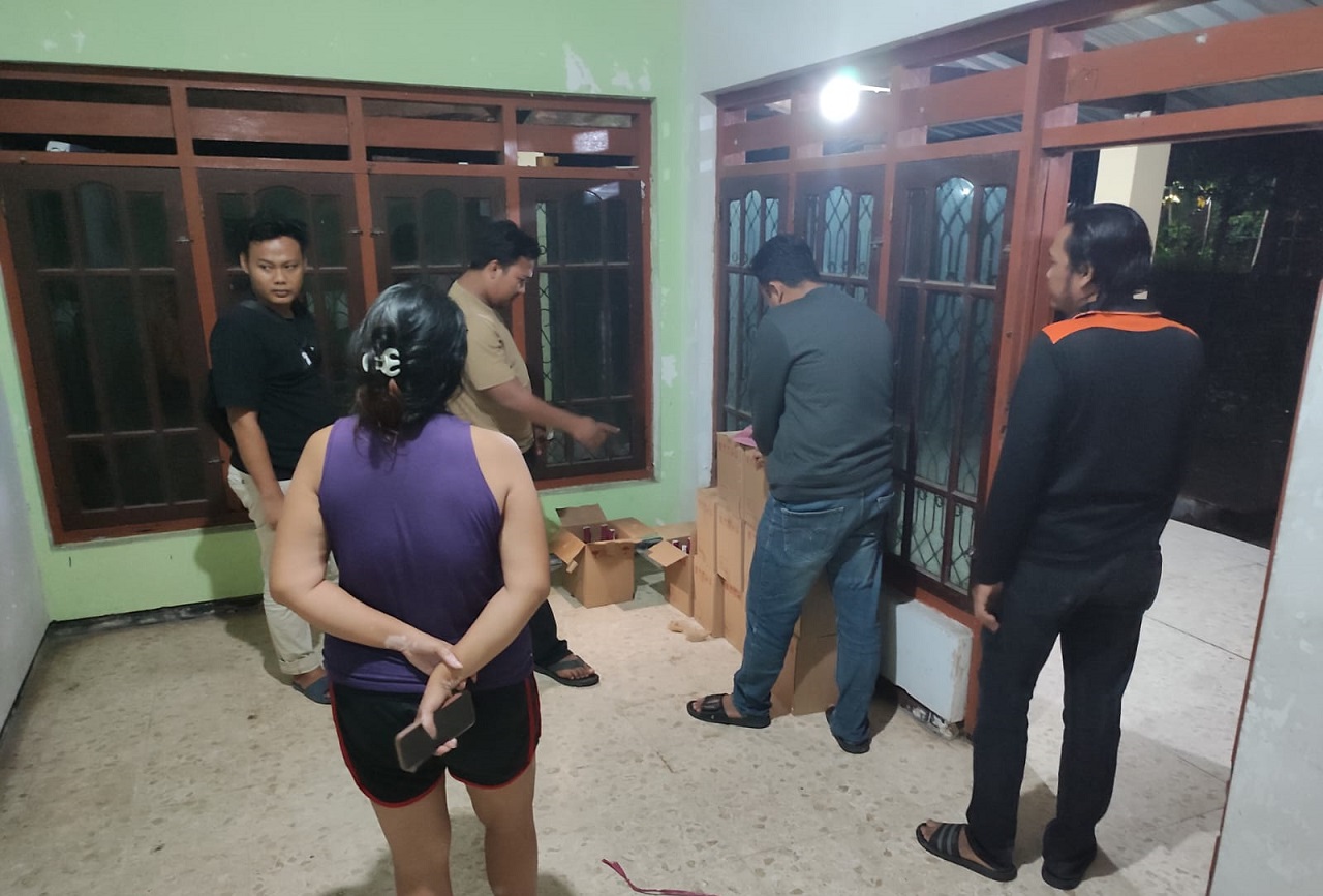 Penggerebekan rumah ESW yang menjual miras. Dok Polres Jombang. SP/ SAREP
