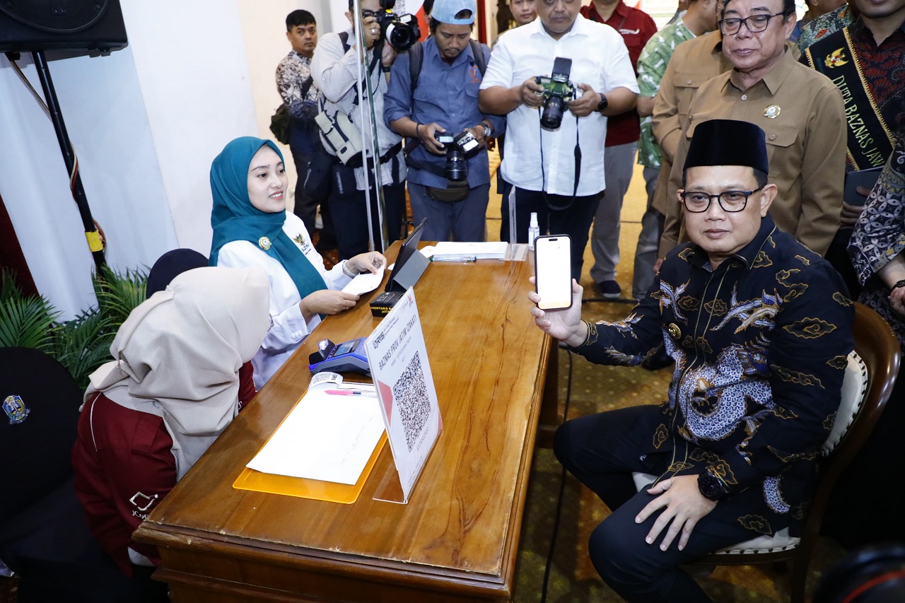 Penjabat (Pj) Gubernur Jawa Timur, Adhy Karyono beserta jajarannya menyerahkan zakat dan infaq kepada Badan Amil Zakat Nasional (Baznas) Jatim. Acara itu digelar di Gedung Negara Grahadi, Surabaya, pada Minggu (17/03/2024). SP/ AINI