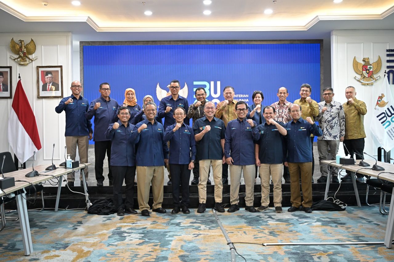 Jajaran Komisaris dan Direksi PLN foto bersama setelah penyerahan keputusan pemberhentian dan pengangkatan Komisaris PLN di Kantor Kementerian BUMN, Jakarta, pada Selasa (19/3/2024). Foto/Humas PLN
