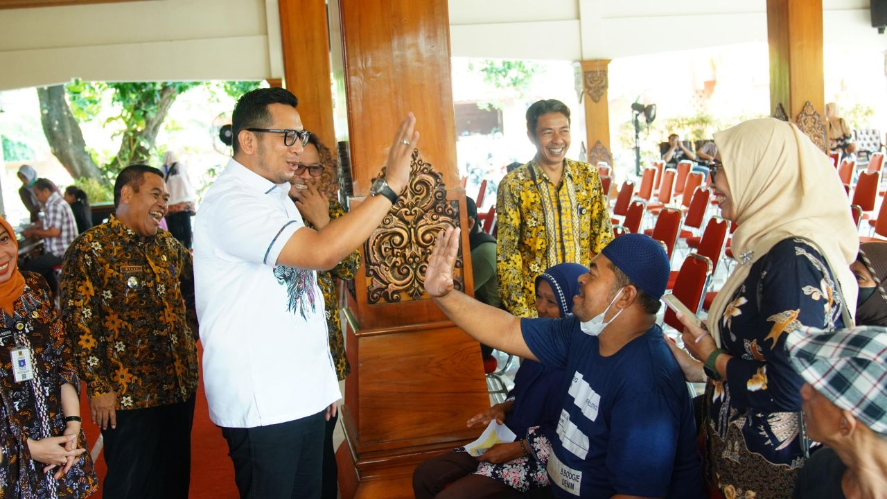 Pj Walikota Ali Kuncoro saat memantau penyerahan bansos penyandang disabilitas