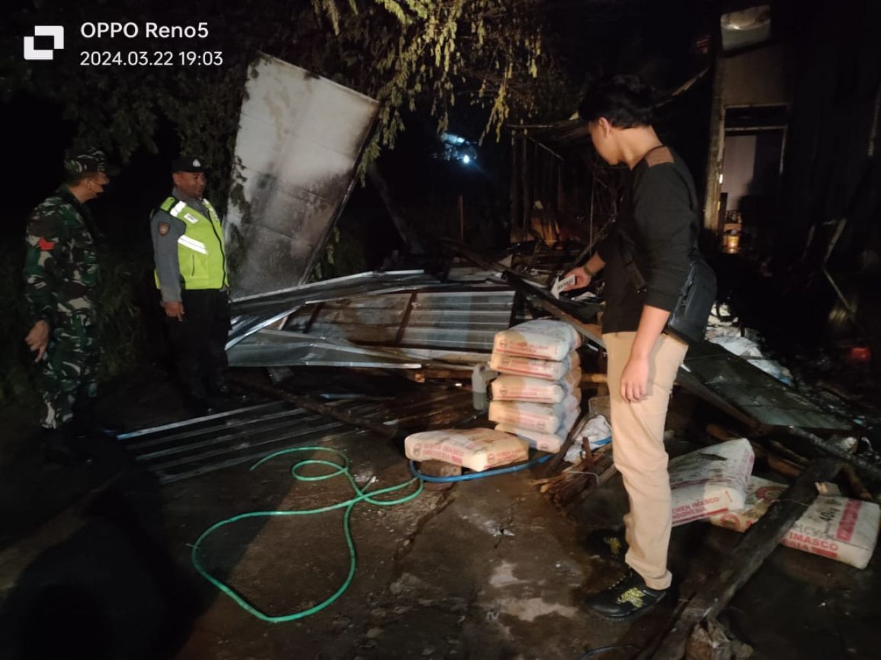 Petugas melakukan olah TKP usai api berhasil dipadamkan. SP/Lestariono