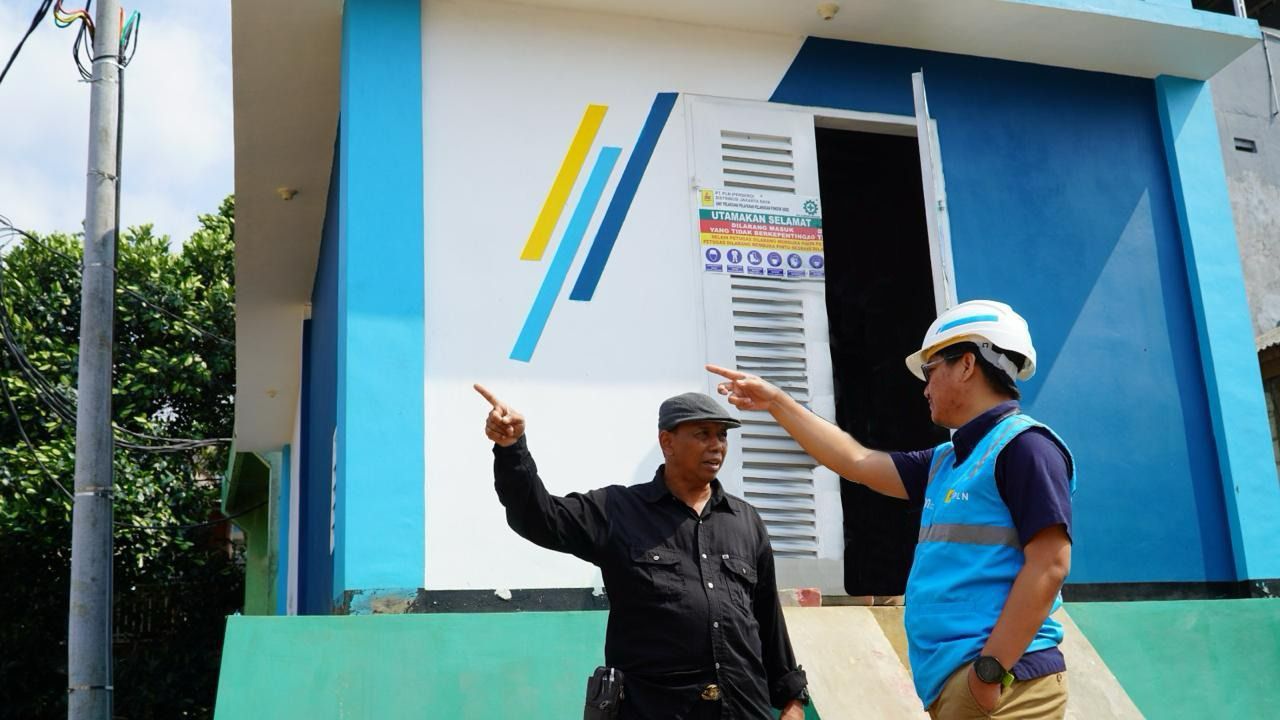 Petugas PLN beserta petugas keamanan lingkungan setempat saat melakukan pengecekan gardu distribusi listrik yang terbuat dari FABA. Foto/Humas PLN