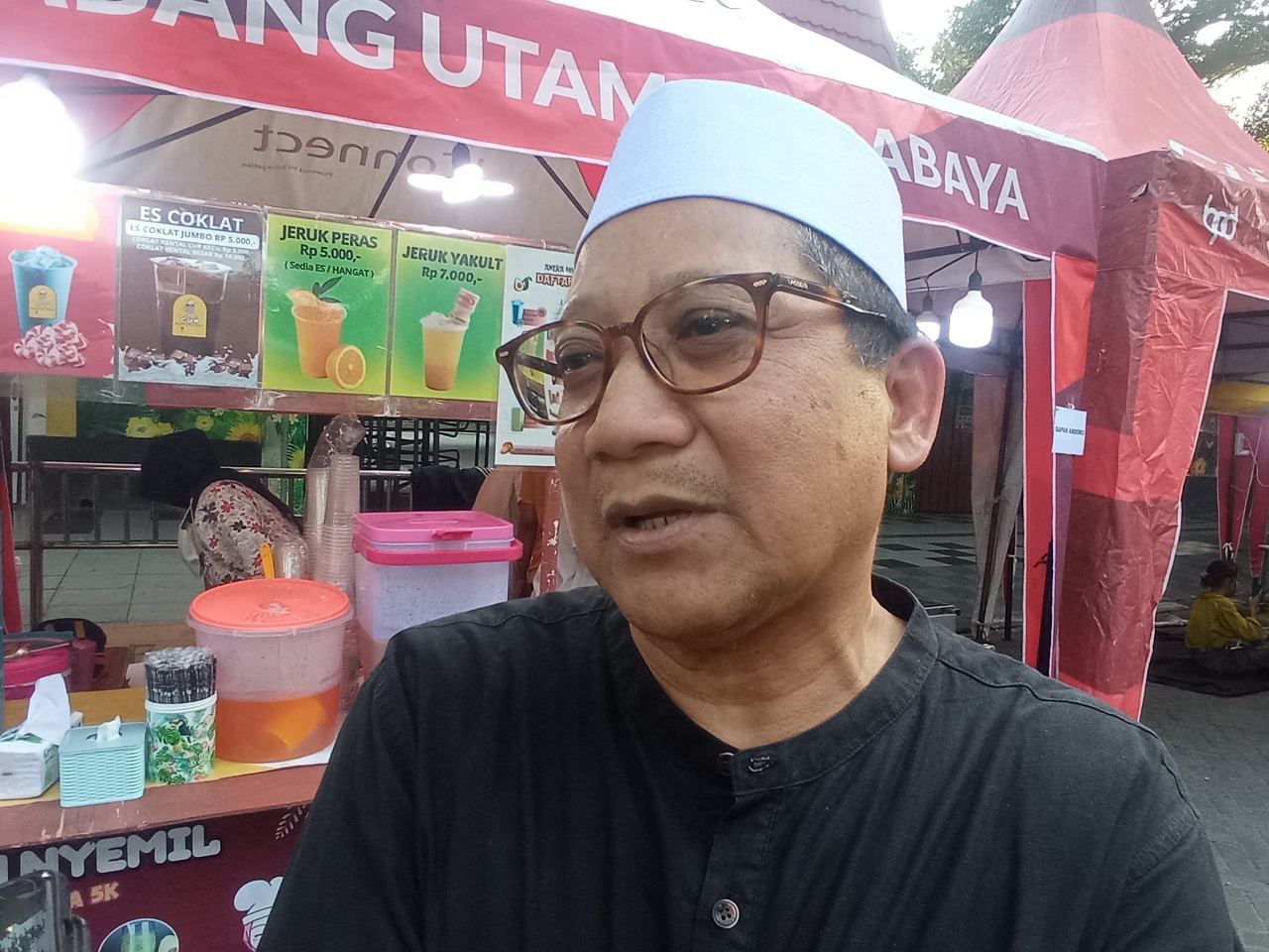 Dirut Kebun Binatang Surabaya (KBS) ngabuburit di Kebon Ramadhan sembari berburu sembako murah. SP/ Aini