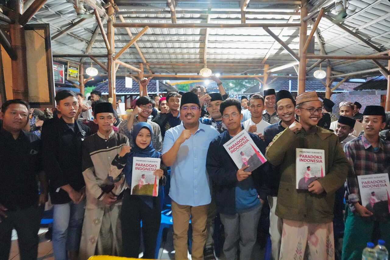 Ketua DPD Gerindra Jawa Timur Anwar Sadad menghadiri diskusi politik dengan ratusan mahasiswa dan santri di kabupaten Jombang pada Jumat (23/03/2024). SP/ RIKO