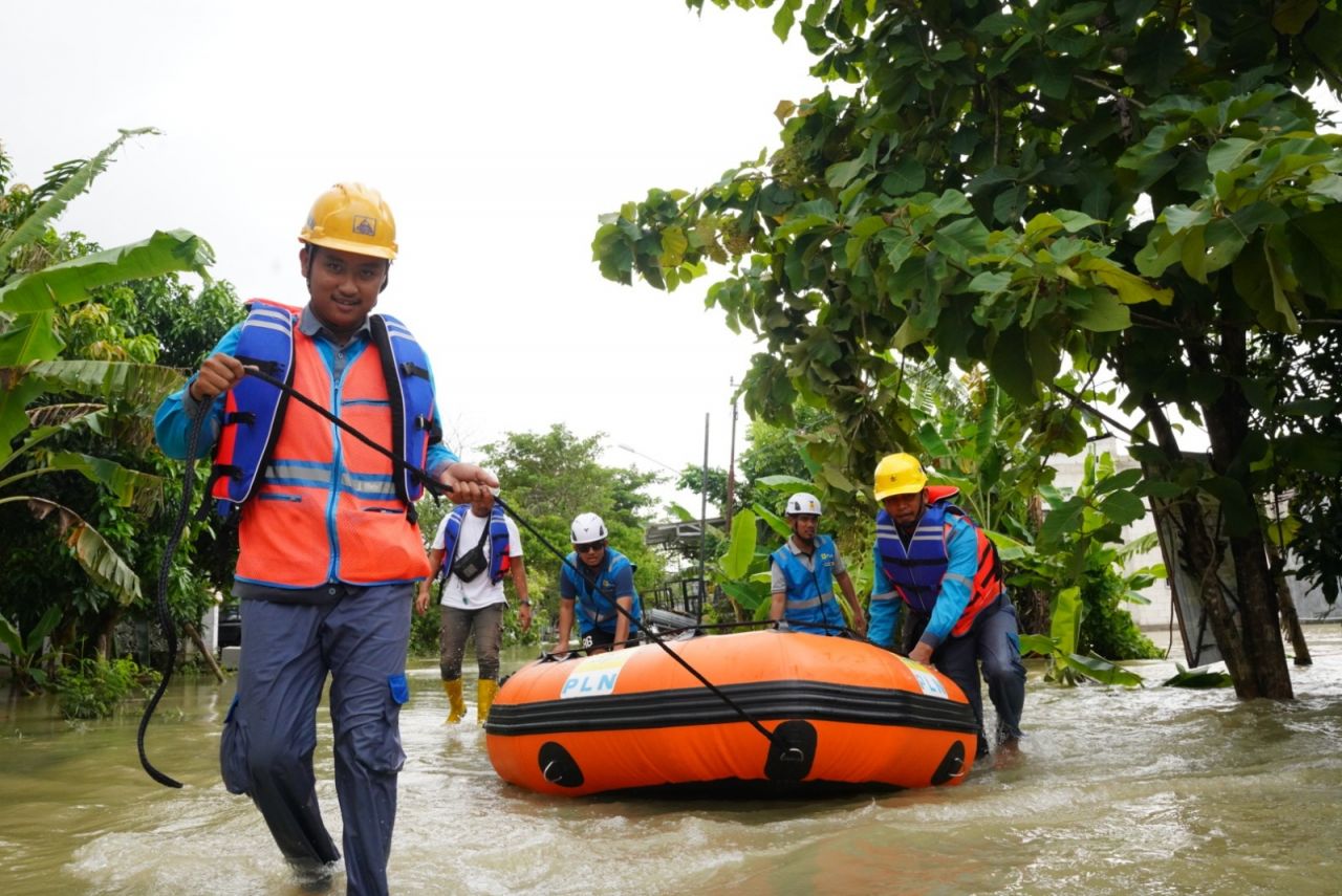 Petugas PLN melakukan patroli kelistrikan untuk mengecek kondisi infrastruktur kelistrikan di wilayah terdampak banjir. Foto/Humas PLN