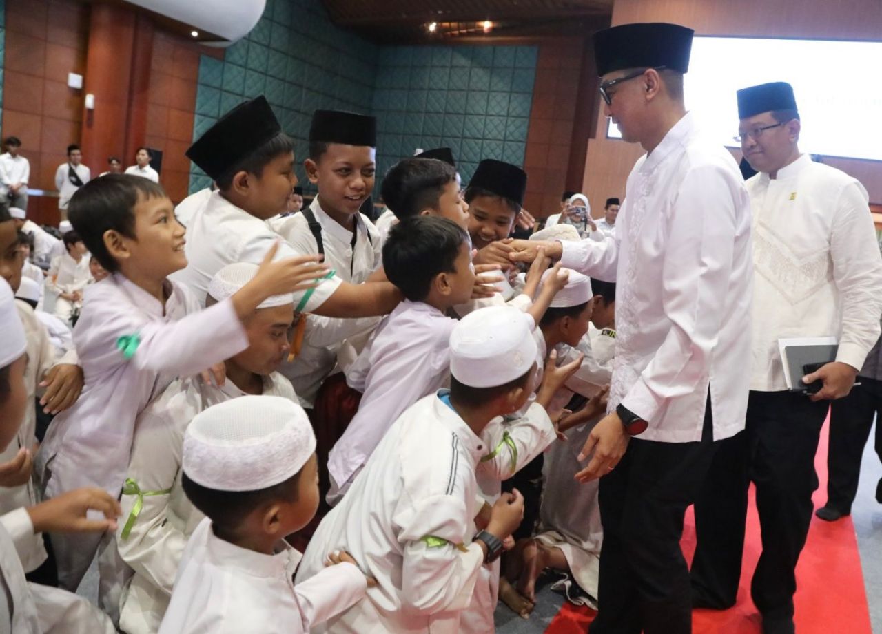 Dirut PLN Darmawan Prasodjo didampingi Ketua Umum YBM PLN Sulistyo Biantoro saat menyapa langsung anak-anak yatim dan dhuafa pada acara Berbagi Kebahagiaan Bersama Yatim Dhuafa di Kantor Pusat PLN, Jakarta pada (21/3/2024). Foto/Humas PLN