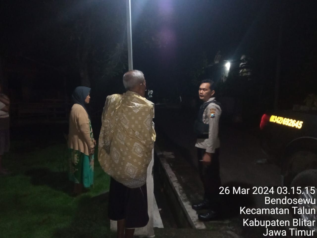 Petugas saat meminta keterangan warga sekitar. SP/Lestariono