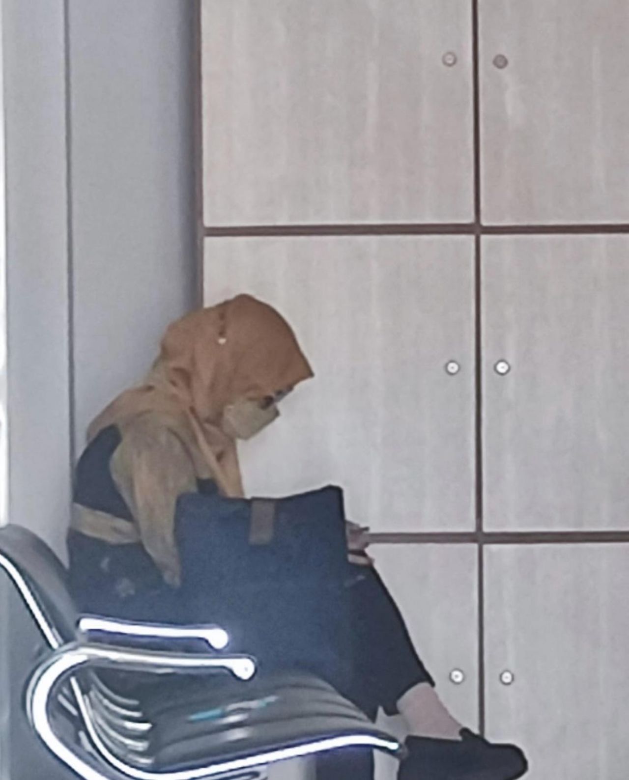 Kabag Perencanaan dan Keuangan Setda Kabupaten Lamongan Nanik Purwati saat berada di ruang tugu di Polrestabes Surabaya untuk menunggu giliran diperiksa oleh KPK. SP/Ist