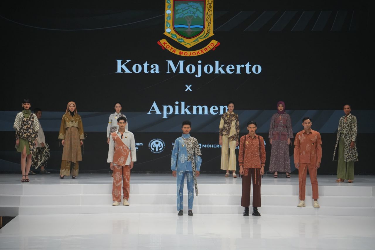 Batik khas Kota Mojokerto melenggang spektakuler di catwalk IFW 2024
