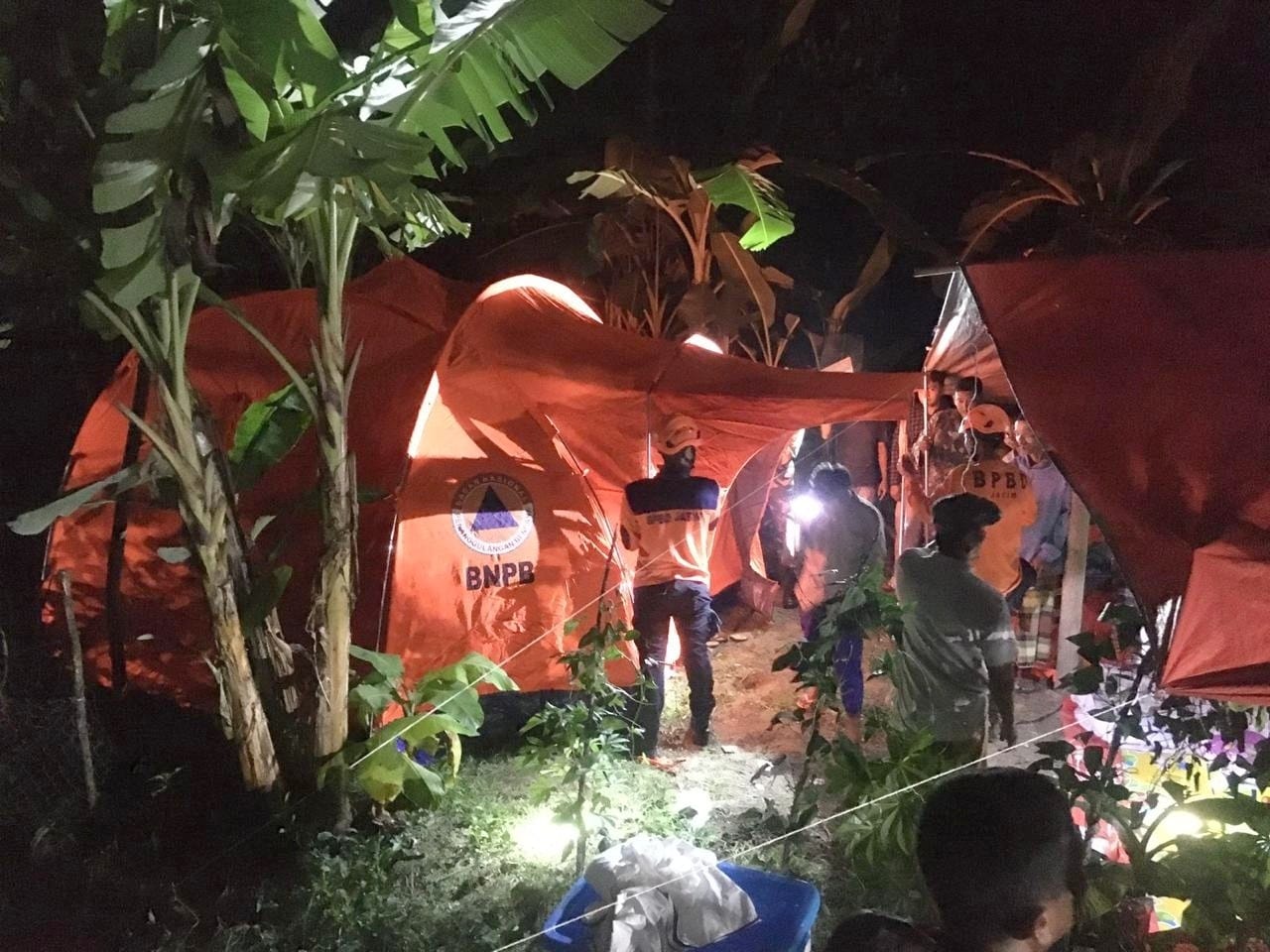 Tim BPBD Jatim secara intens lakukan penyaluran kebutuhan logistik warga terdampak gempa di Bawean. SP/ Tim BPBD Jatim