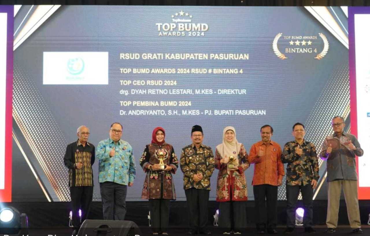 Direktur RSUD Grati drg. Retno Dyah Lestari saat menerima penghargaan TOP CEO RSUD 2024 di jakarta. SP/ HIKMAH