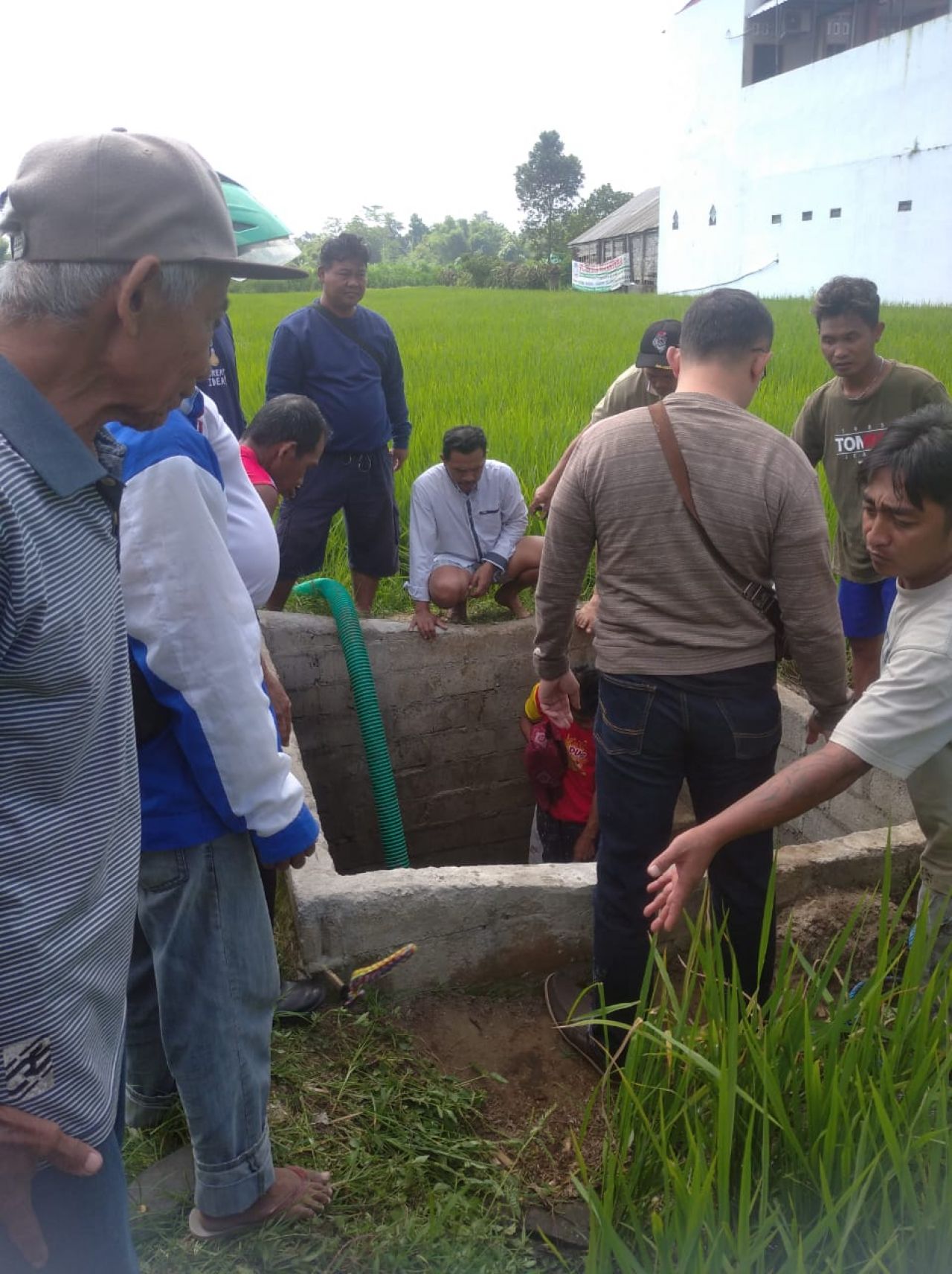 Petugas saat melakukan olah TKP di lokasi kejadian. SP/Lestariono 
