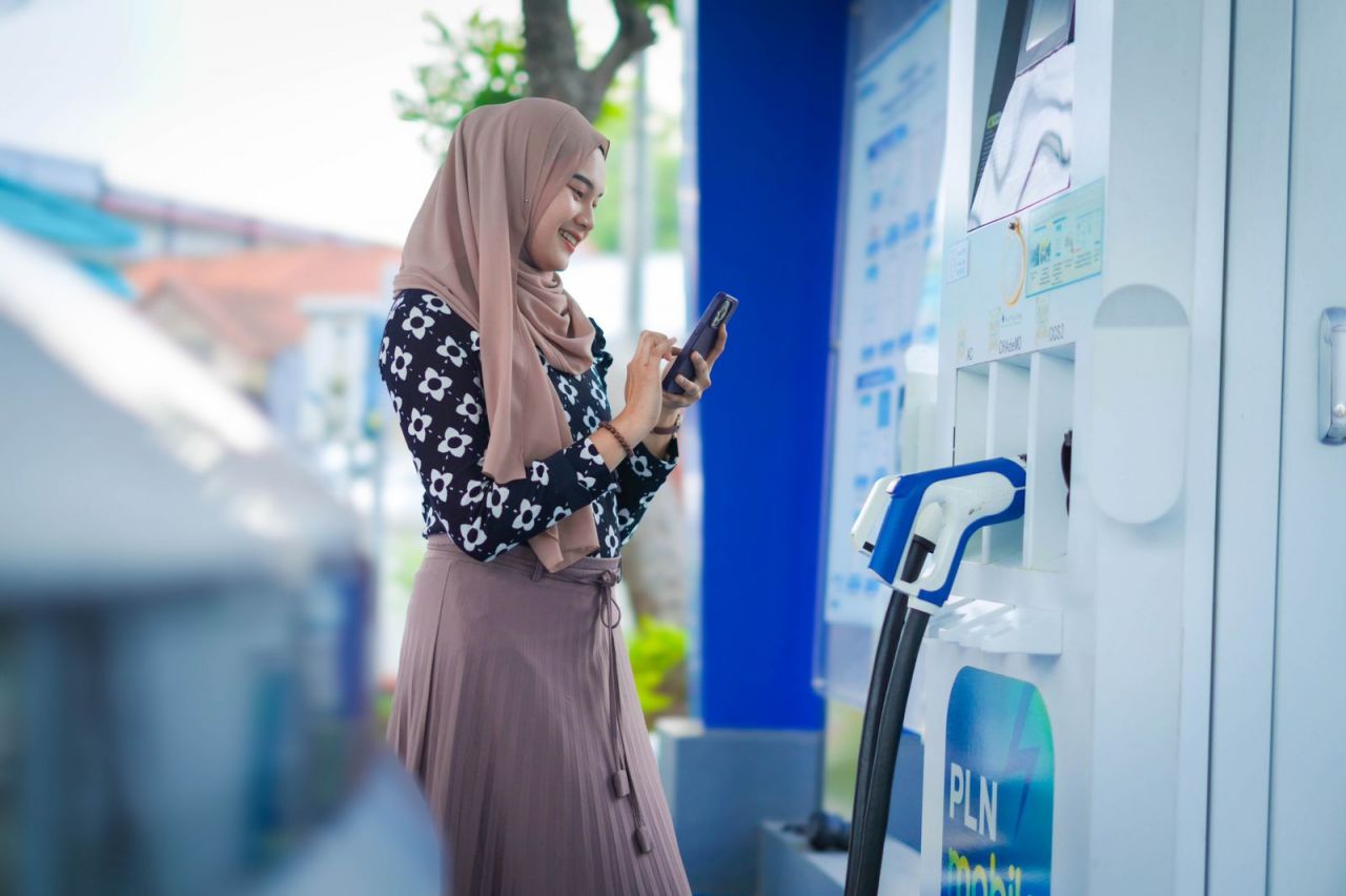 Pengguna kendaraan listrik yang menggunakan fitur Electric Vehicle pada aplikasi PLN Mobile untuk melakukan charging di SPKLU. Foto/Humas PLN