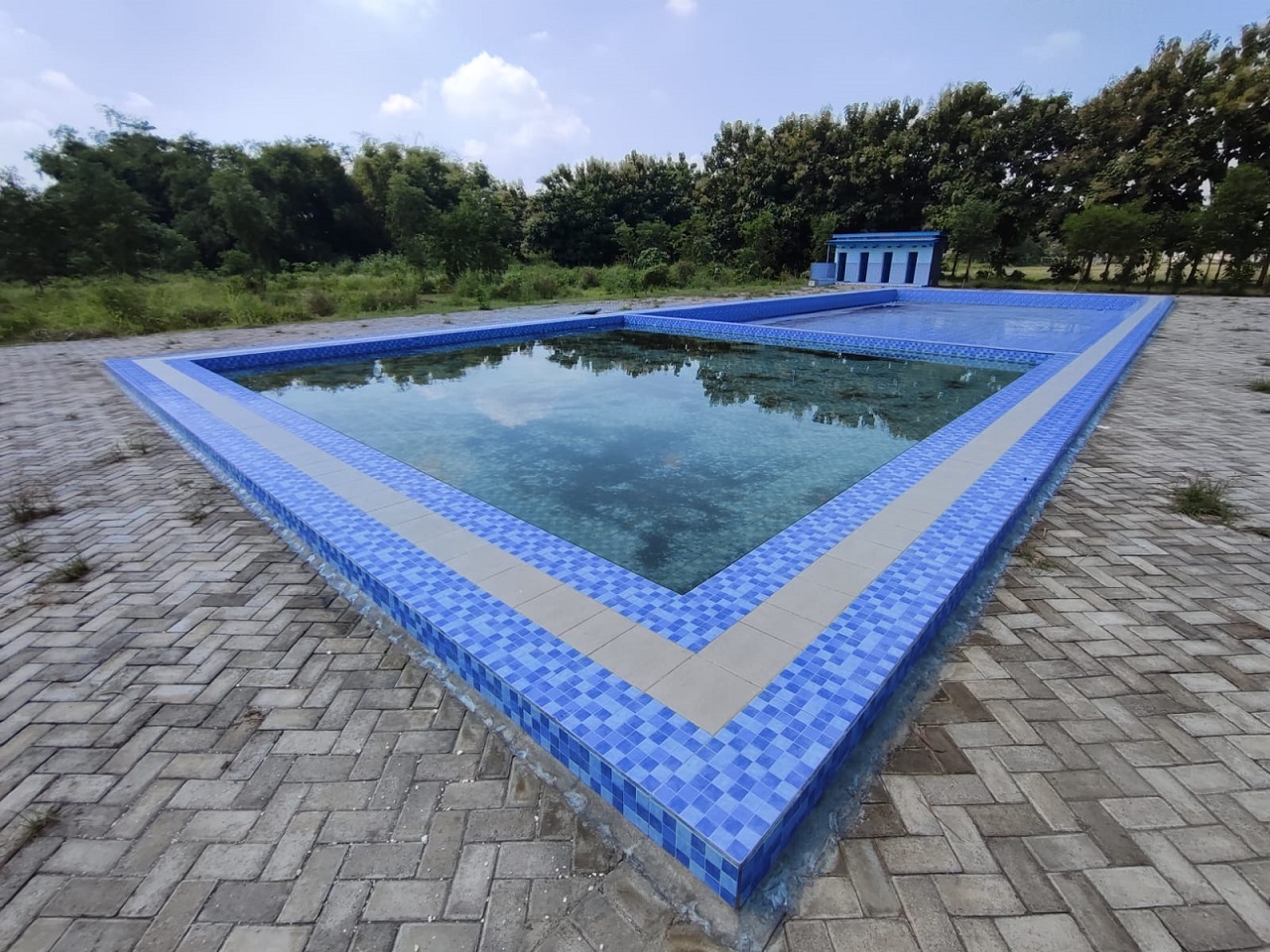 Kolam renang yang dibangun Pendes Mancilan, Mojoagung, Jombang dengan anggaran BK Khusus 2023 mangkrak hingga sekarang. SP/ Sarep