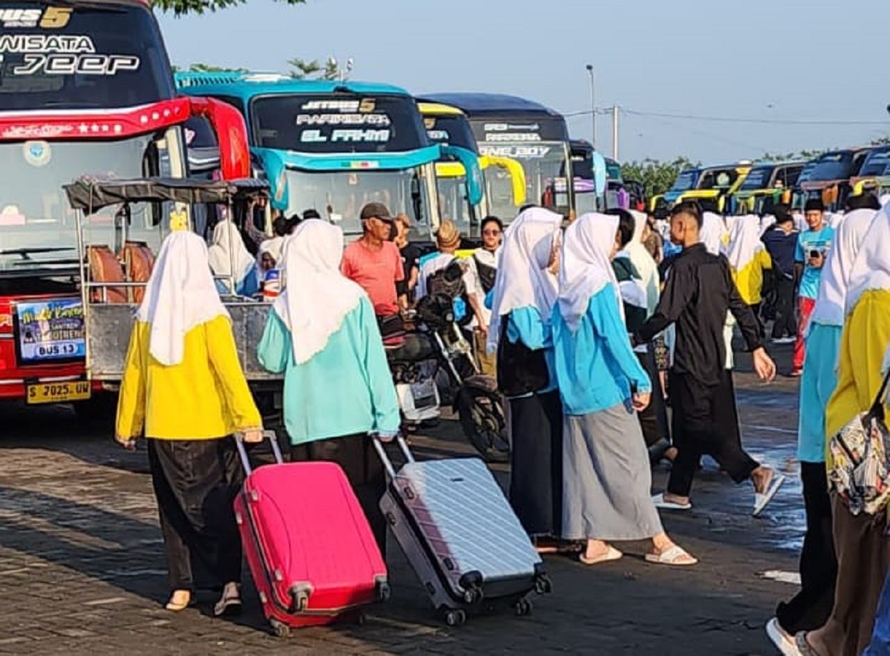 Ratusan santri saat tiba di pelataran parkir Masjid KH Ahmad Dahlan, Bunder Gresik. SP/Grs