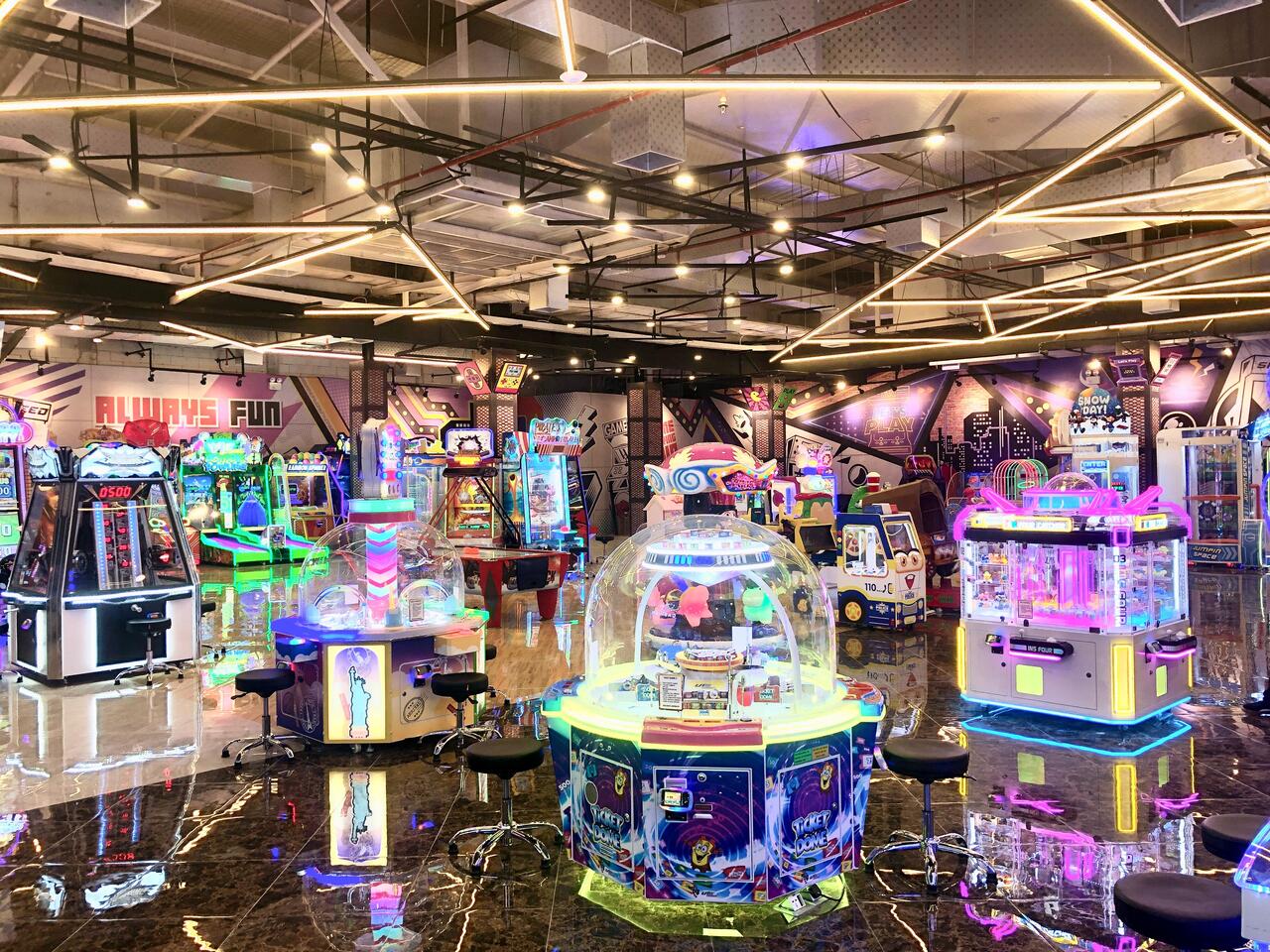 Keseruan bermain di Funworld Unimas District Sidoarjo. SP/ Al Qimarrudin