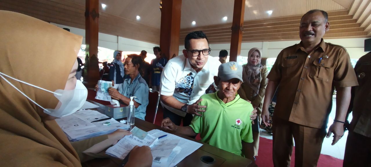 Pj Walikota Mojokerto Moh. Ali Kuncoro saat memantau penyerahan bansos untuk tukang becak