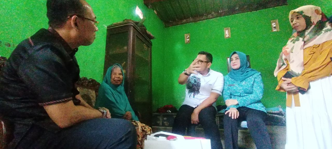 Mas Pj Ali Kuncoro beserta Ketua TPP PKK dan Sekdakot saat memberikan bantuan sembako kepada tuna grahita