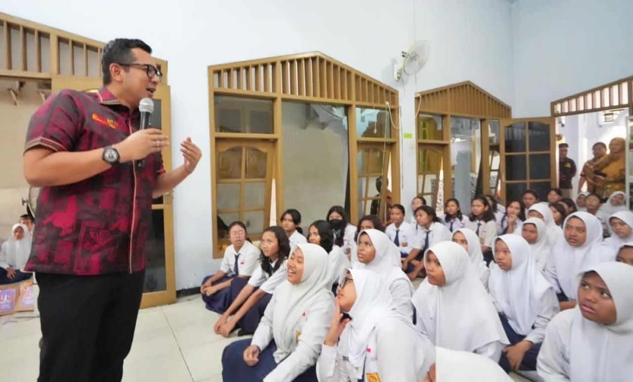 Pj Wali Kota Mojokerto saat menyapa soswa siswi SMPN Kota Mojokerto.