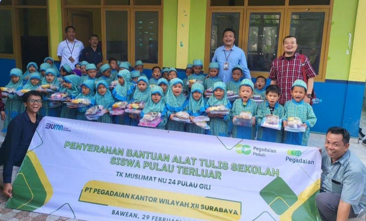 Kegiatan pemberian bantuan pendidikan kepada siswa dan siswi TK Muslimat NU 24 Pulau Gili, Desa Sidogedungbatu, Kecamatan Sangkapura, Pulau Bawean, Gresik.