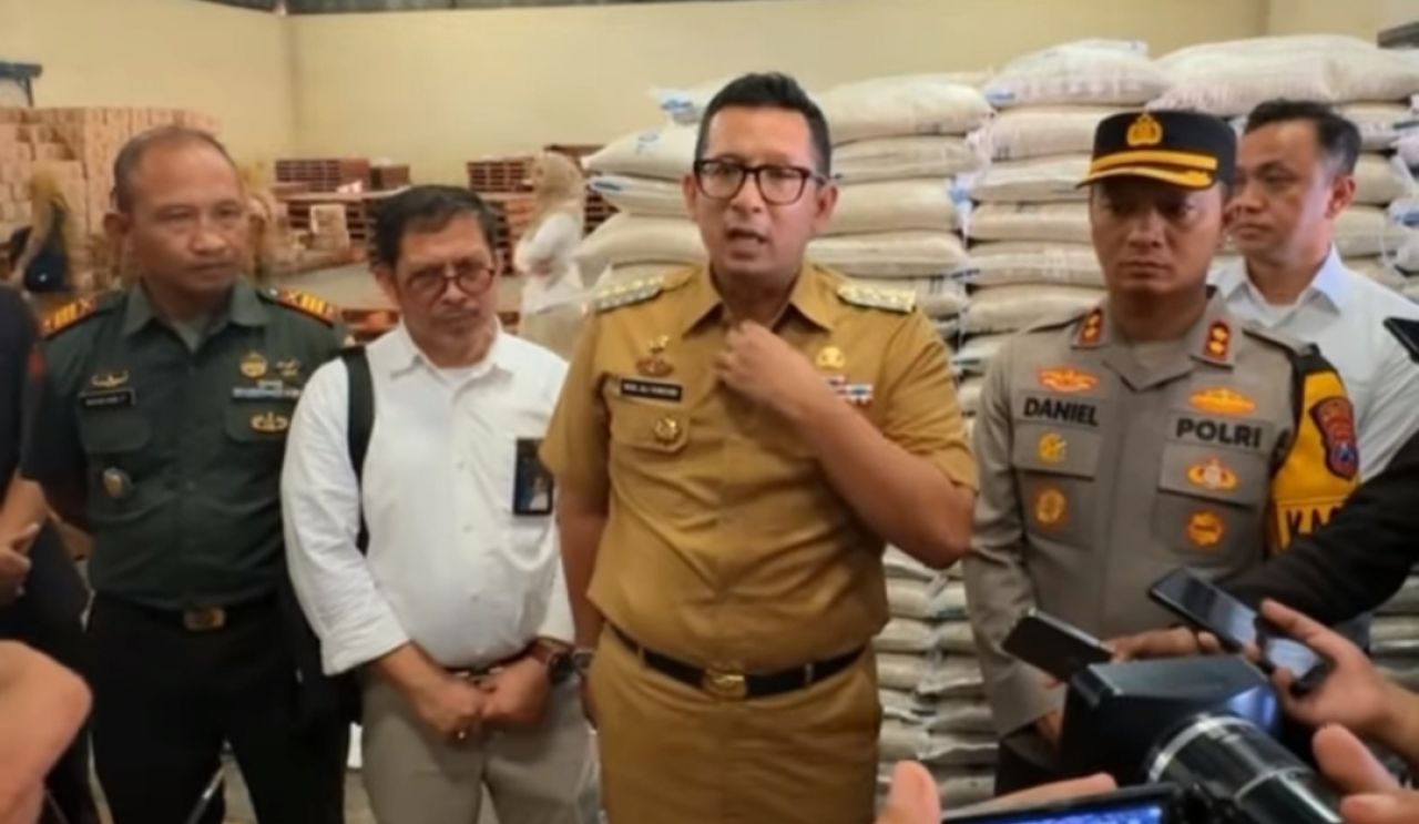 Pj Wali Kota Ali Kuncoro eaat doorstop dengan awak media