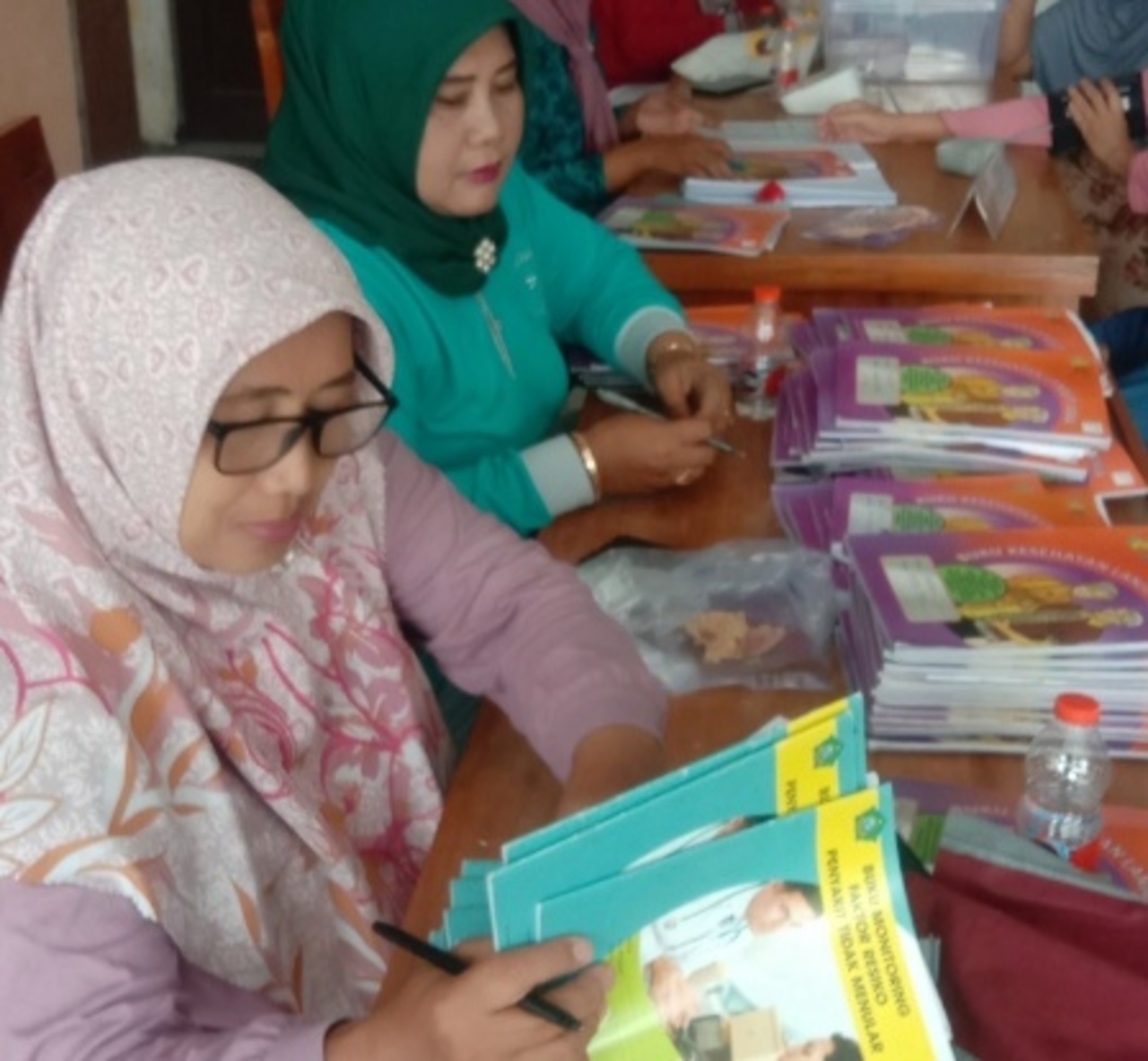 Para petugas dari PKK Desa Dukuhsari Jabon sedang melayani para lansia, Sabtu (09/03/2024). SP/ Hikmah