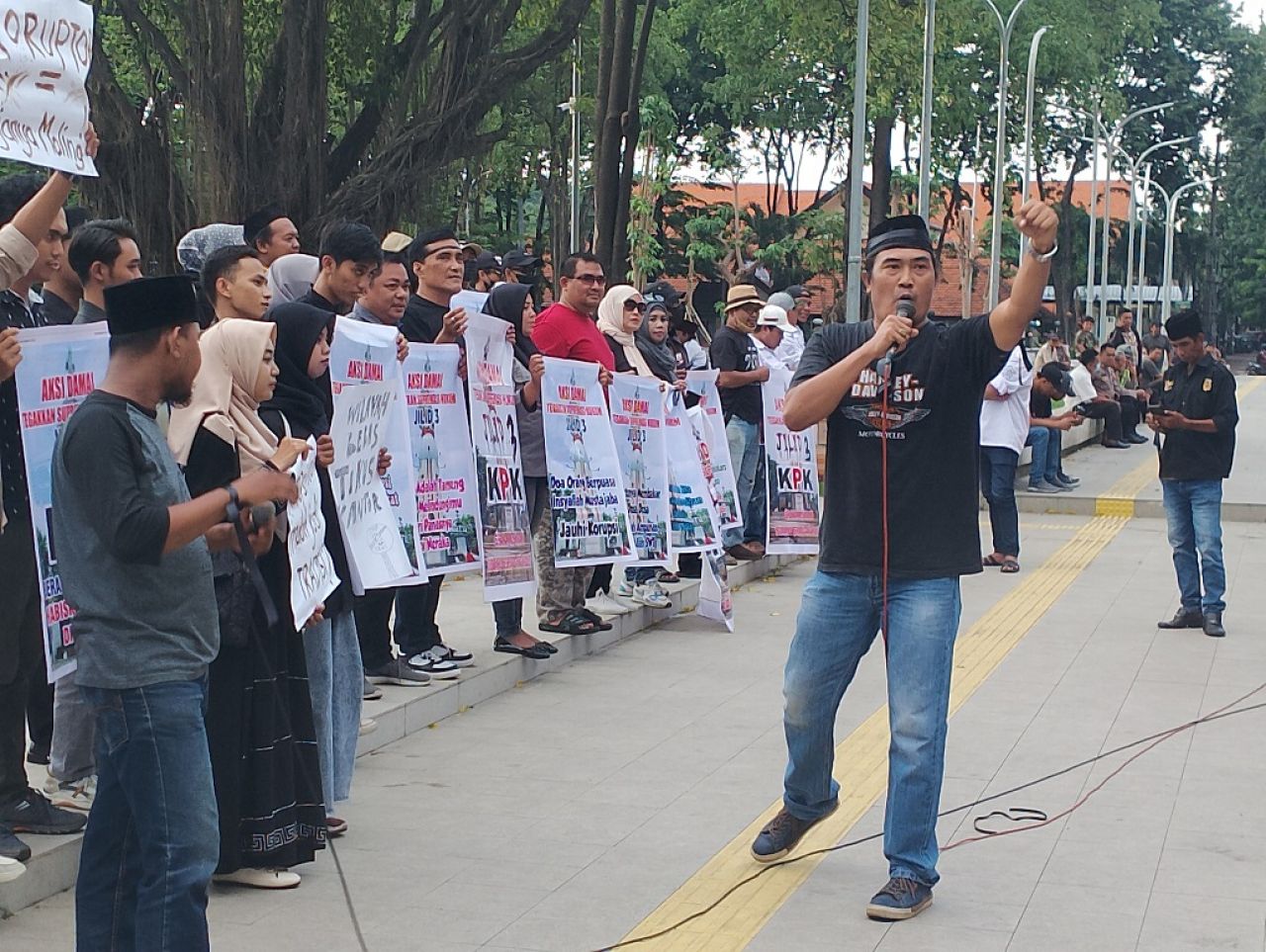 Gerakan Masyarakat Sidoarjo Bersatu (GMSB) kembali menggelar aksi unjuk rasa di Monumen Jayandaru Alun-alun Sidoarjo. SP/Sugeng Purnomo