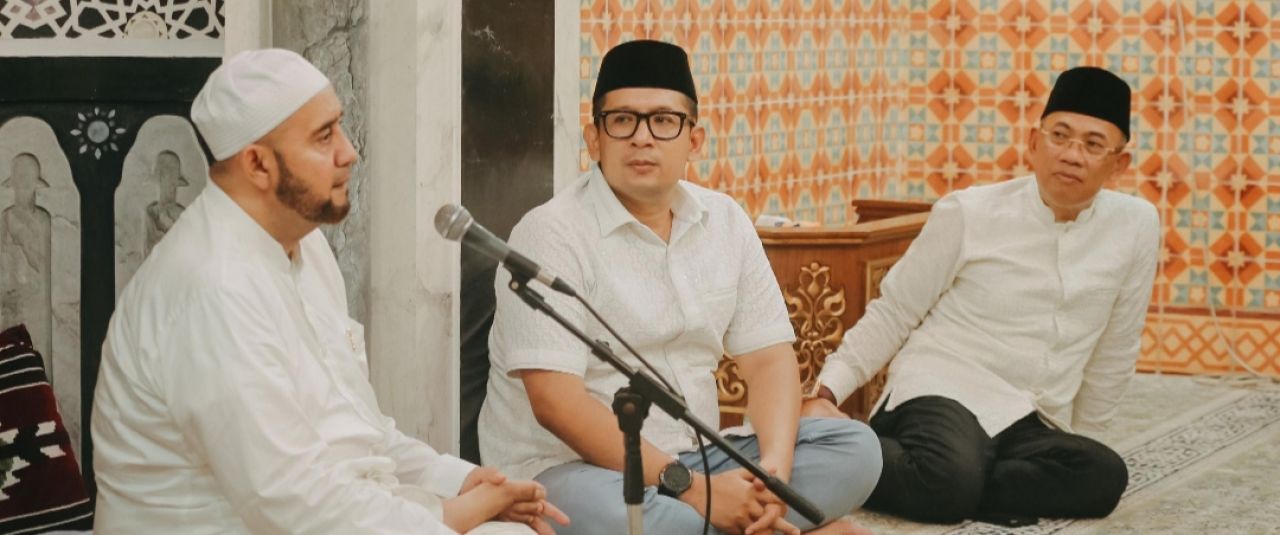 Mas Pj Ali Kuncoro dan Sekdakot Gaguk Tri Prasetyo saat berkunjung ke kediaman Habib Syech