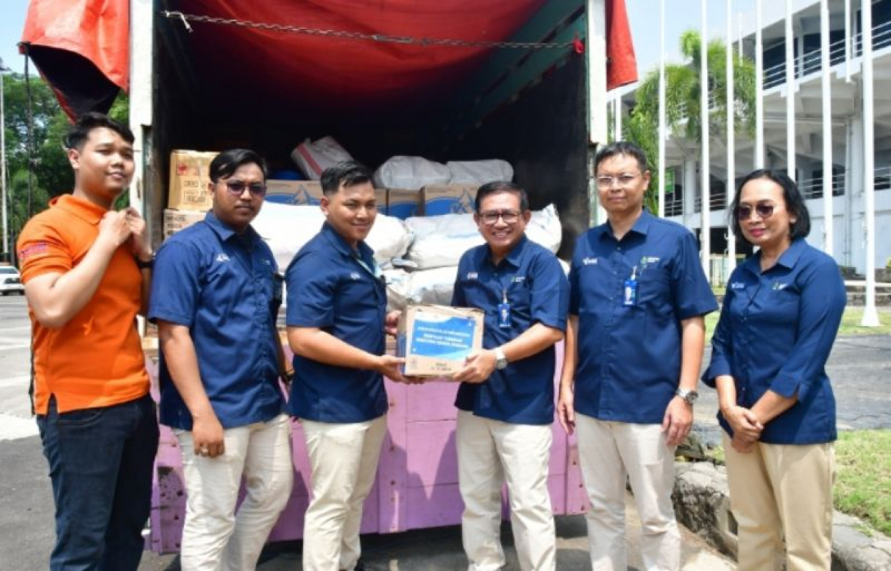 Direktur Utama PG Dwi Satriyo Annurogo (tiga dari kanan) menyerahkan simbolis bantuan kepada Tim Perintis Bawean Petrokimia Gresik.