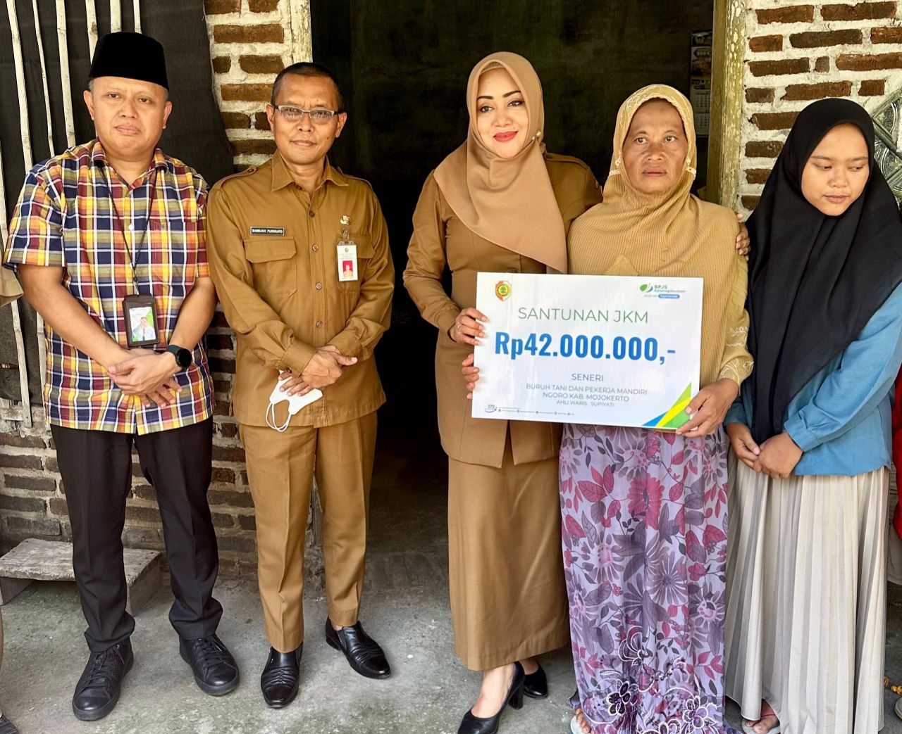 Bupati Ikfina dan Kepala BPJS Cabang Mojokerto Zulkarnain Mahaging saat menyerahkan santunan JKM kepada ahli waris Bapak Seneri