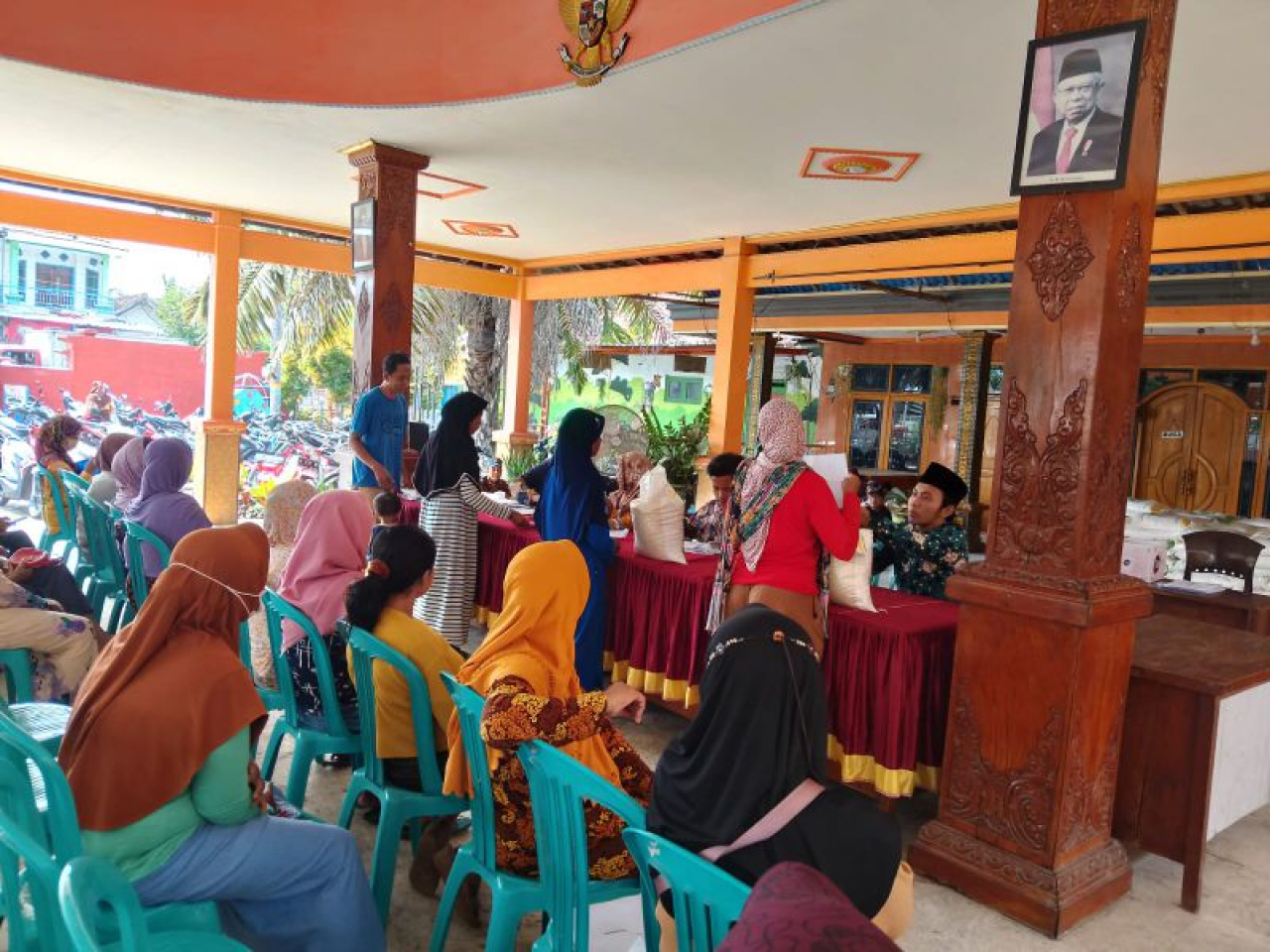 Kondisi pembagian beras bansos di pendopo kantor Desa Sumokembangsri, Kecamatan Balongbendo. SP/JUM