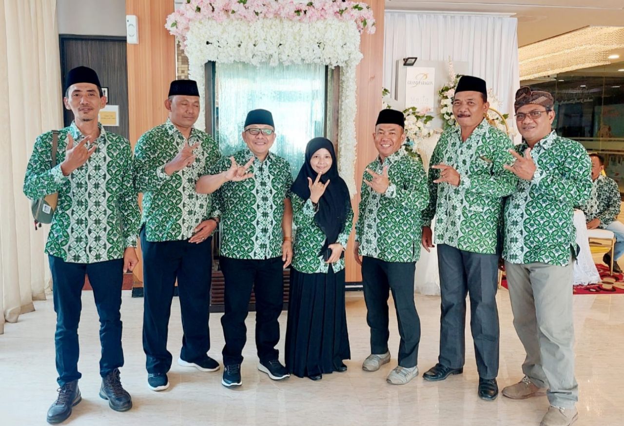 Pengurus DPC PAPDESI Kab. Lamongan menunjukkan kekompakannya usai menggelar beberapa kegiatan.  FOTO:SP/IST