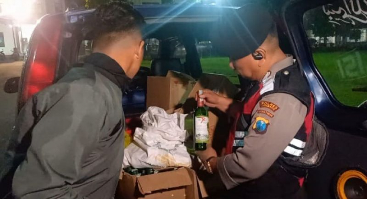 Polisi saat razia tempat hiburan malam ilegal di Tembelang, Kabupaten Jombang.