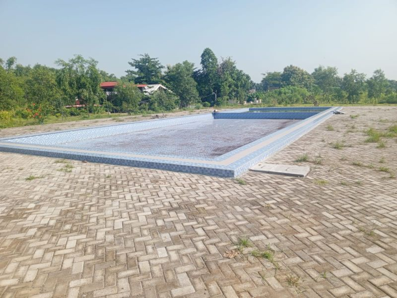 Kolam renang yang dibangun menggunakan anggaran BK Rp 500 juta di Desa Mancilan, Mojoagung, Jombang, mangkrak.