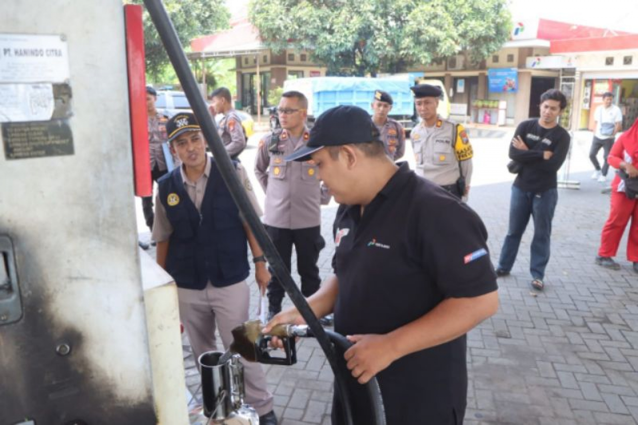 Polres Pasuruan Kota melaksanakan patroli bersama dinas Metrologi Kota Pasuruan antisipasi kecurangan di sejumlah Stasiun Pengisian Bahan Bakar Umum (SPBU).