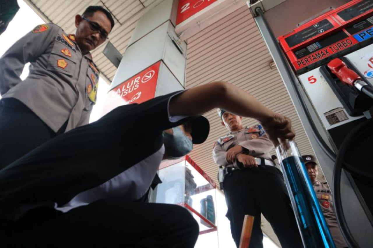 Polisi saat melakukan sidak di SPBU Mojongapit, Jombang, Jumat (29/3/2024).