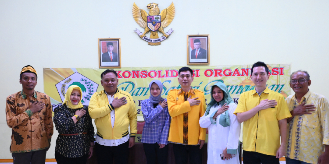 Ketua DPD Golkar Kota Kediri, Sudjono Teguh Wijaya bersama seluruh caleg terpilih dan pengurus partai dan Ketua Harian Suket Teki Vinanda Prameswati