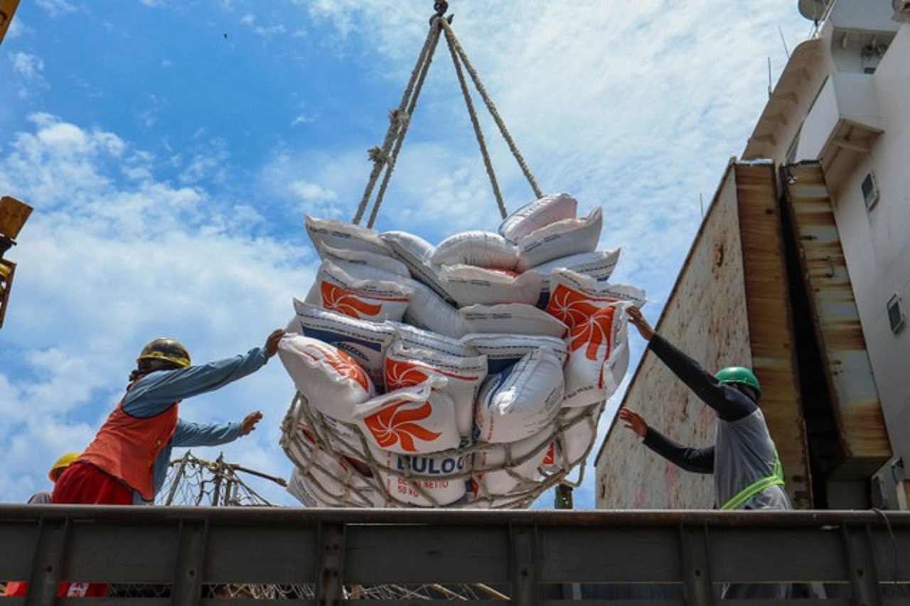 Pekerja menurunkan beras dari kapal di Pelabuhan Tanjung Wangi, Banyuwangi, Jawa Timur. Budi Candra Setya/ Antara Foto